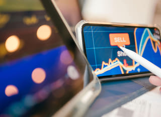 Profissional de trading examinando oportunidades em Bitcoin, Ethereum e mercado de câmbio através de múltiplos mercados